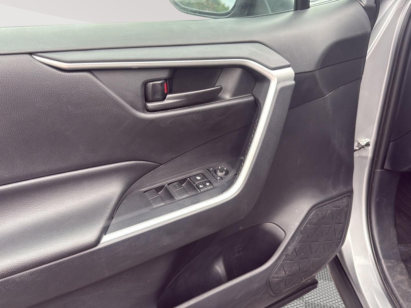 2019 Toyota RAV4 LE photo 9