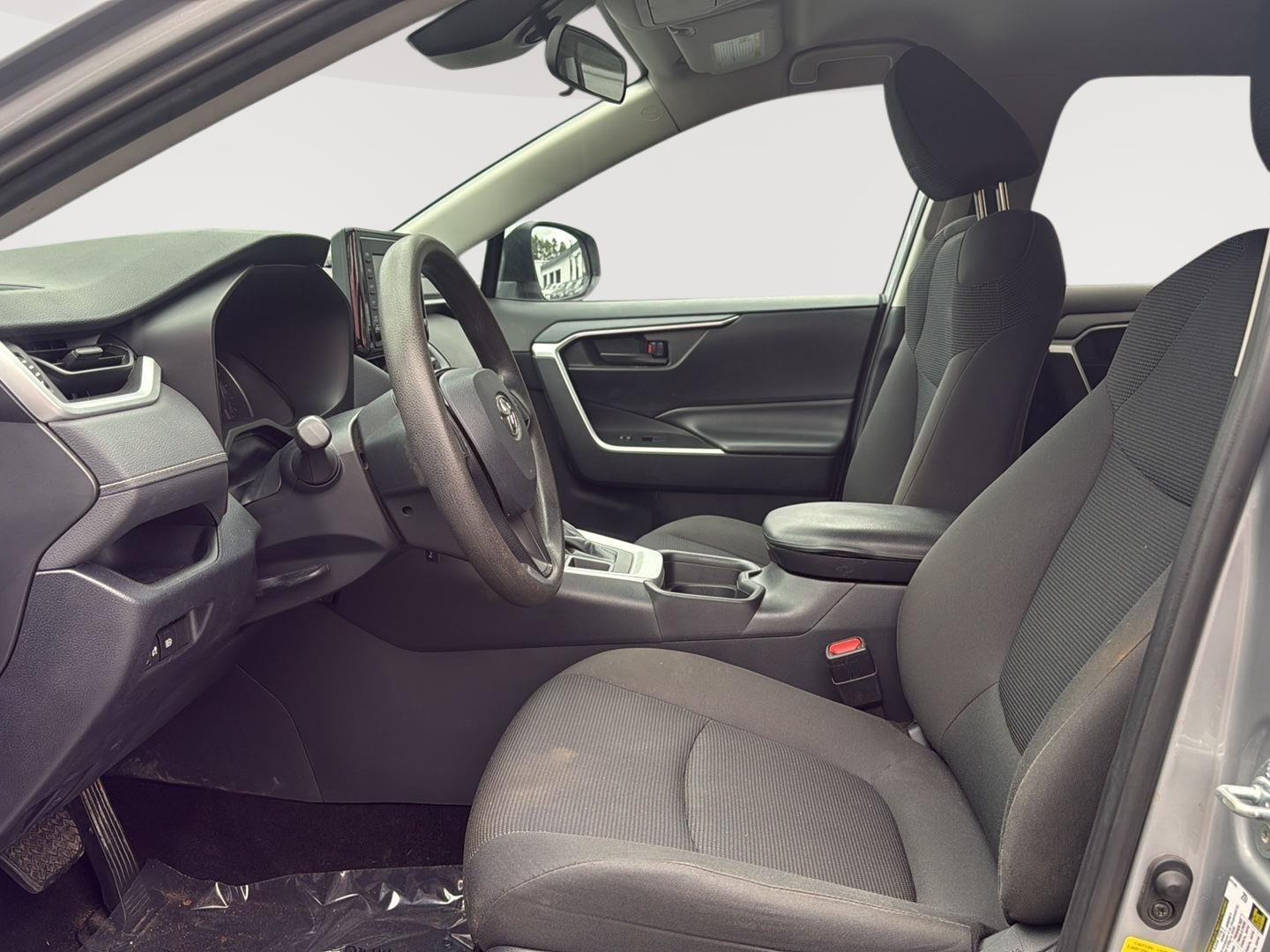 2019 Toyota RAV4 LE photo 14