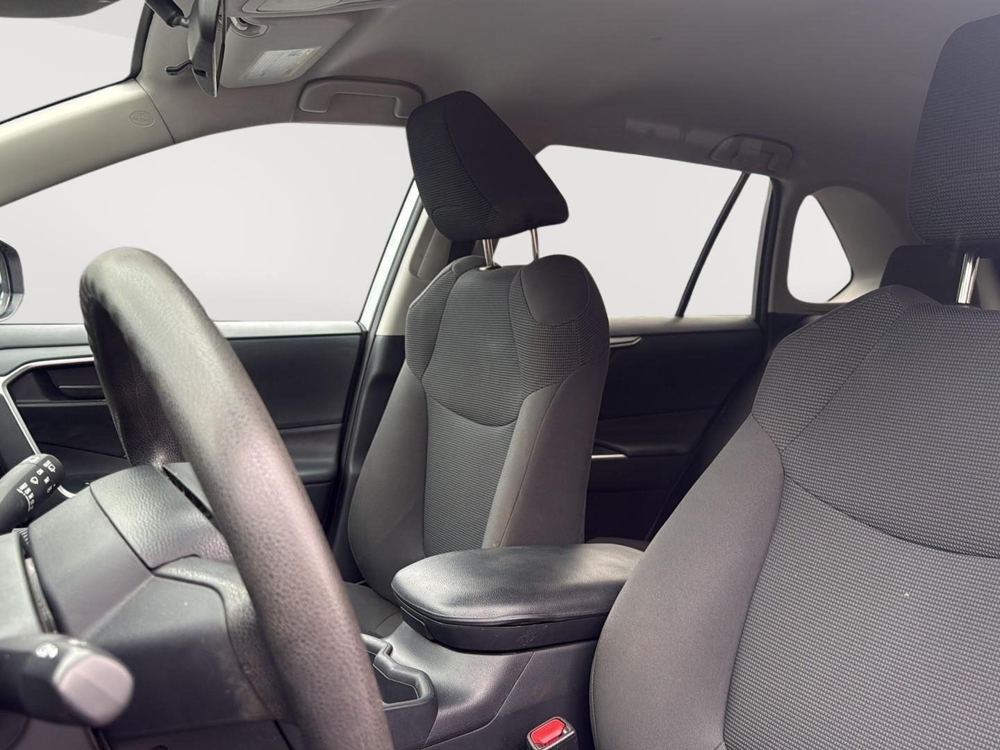 2019 Toyota RAV4 LE photo 16
