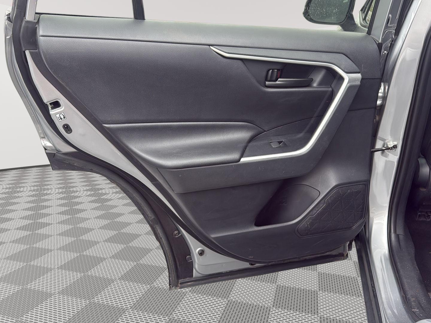 2019 Toyota RAV4 LE photo 17