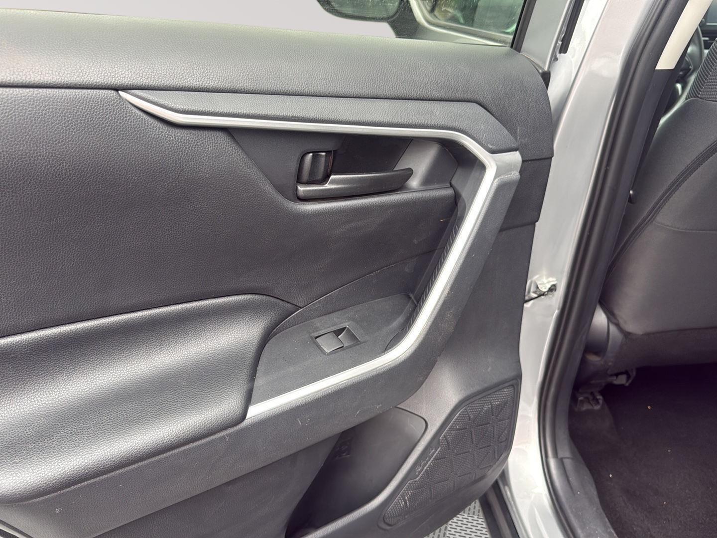 2019 Toyota RAV4 LE photo 18
