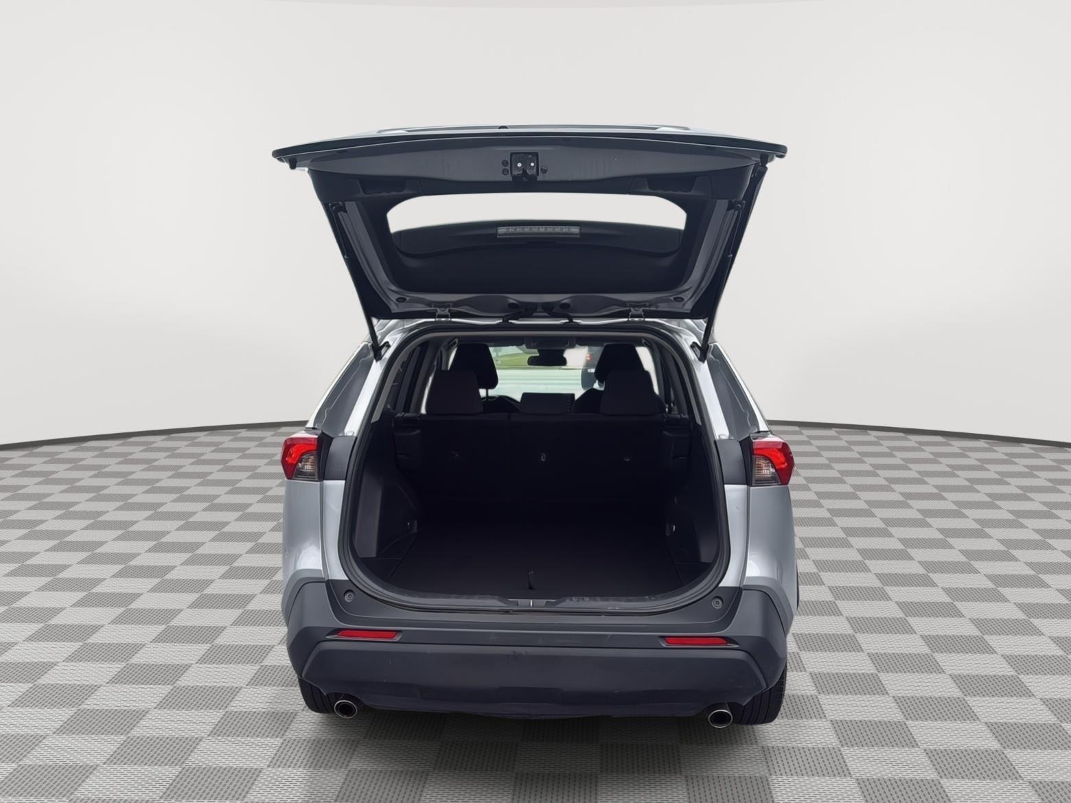 2019 Toyota RAV4 LE photo 29