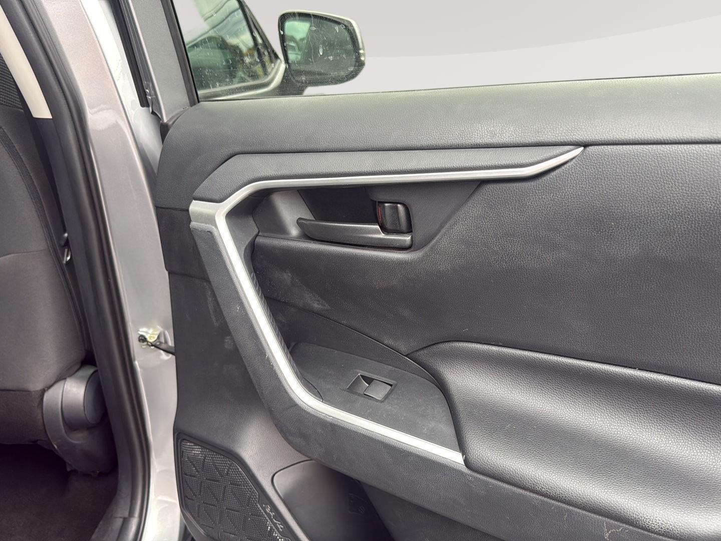 2019 Toyota RAV4 LE photo 34