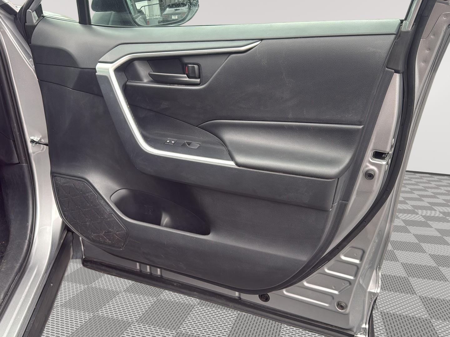 2019 Toyota RAV4 LE photo 38