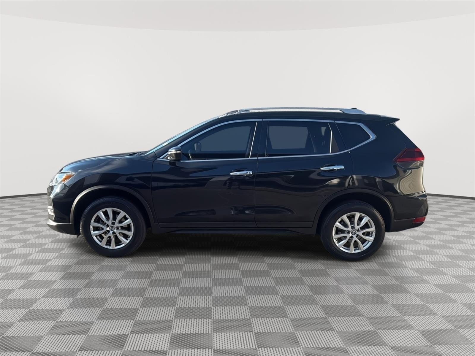 2018 Nissan Rogue SV photo 2