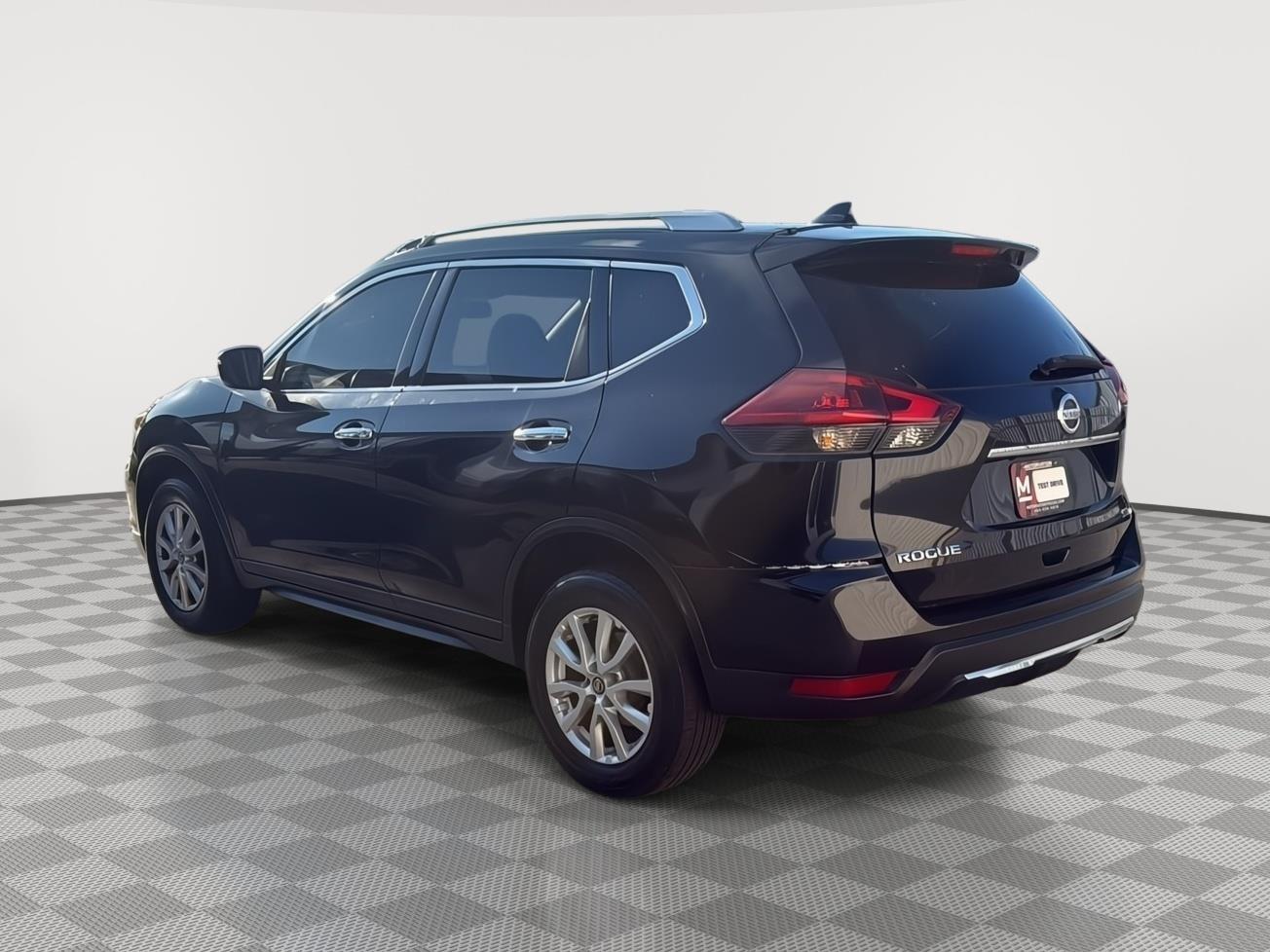 2018 Nissan Rogue SV photo 3