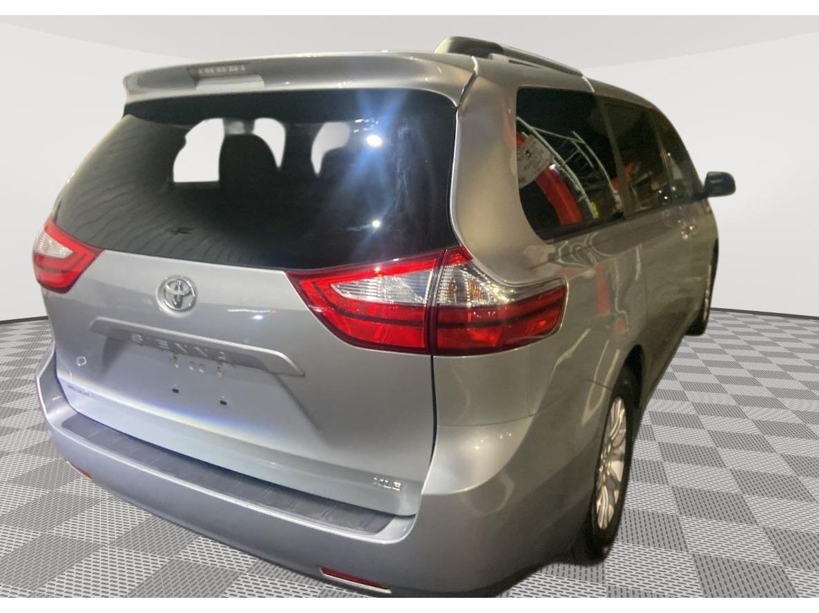 2015 Toyota Sienna XLE photo 3