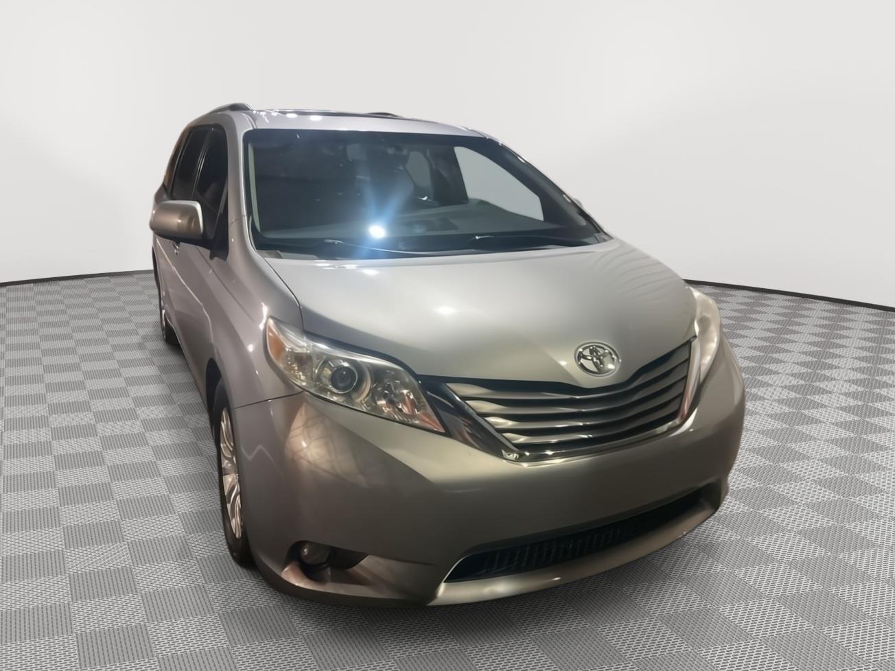 2015 Toyota Sienna XLE photo 4