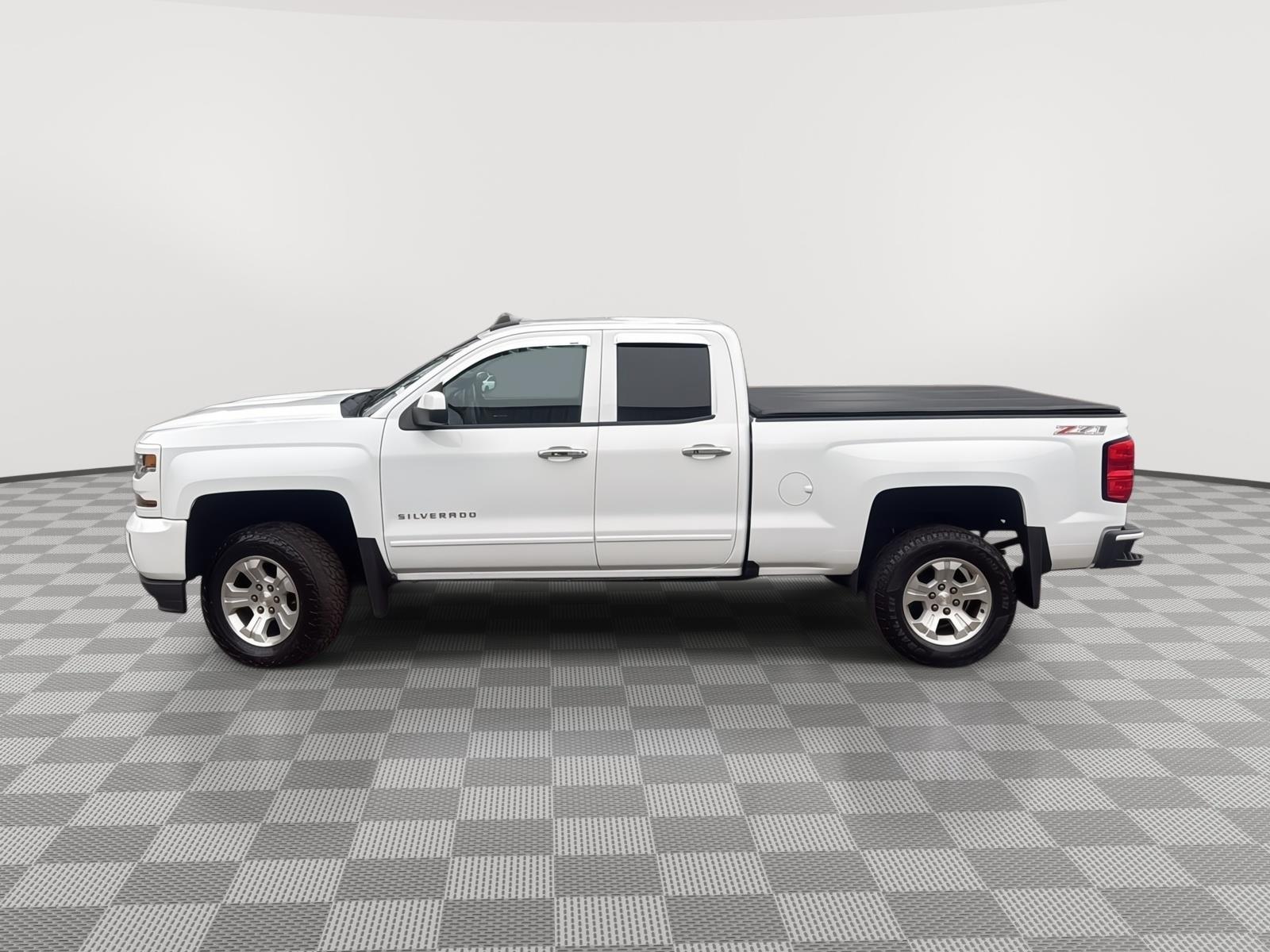 2016 Chevrolet Silverado 1500 LT photo 2