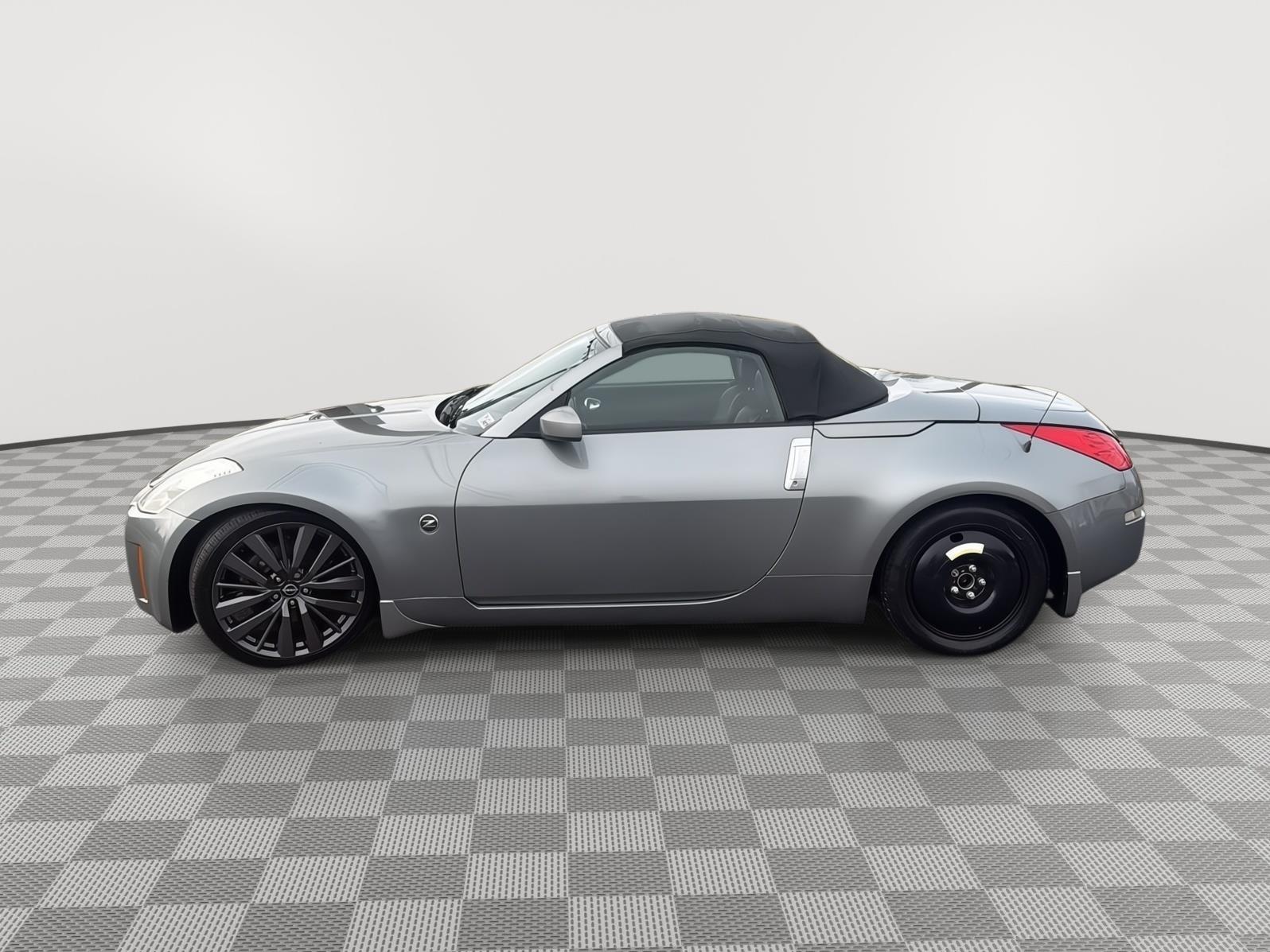 2006 Nissan 350Z Touring photo 2