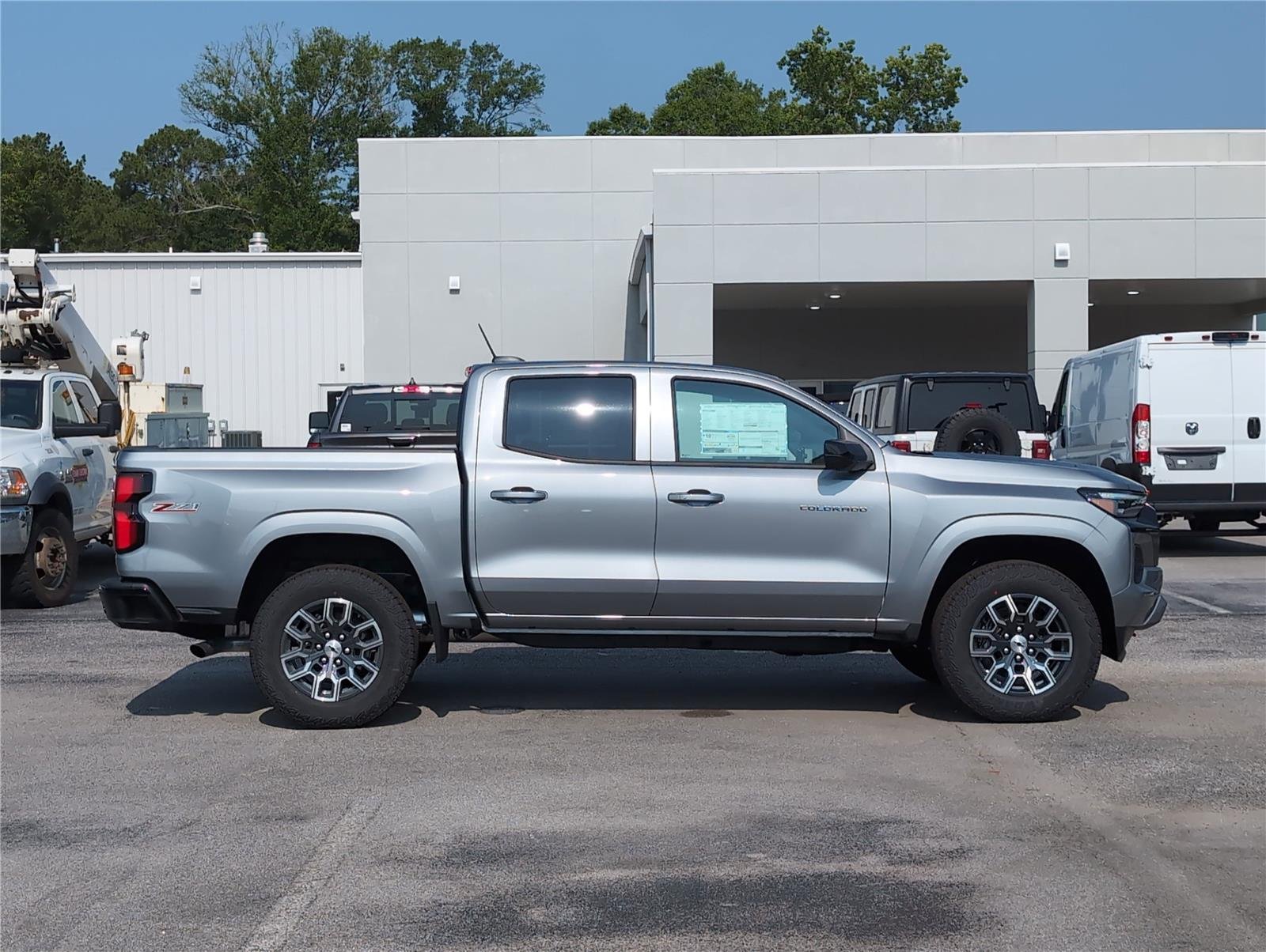2025 Chevrolet Colorado Z71 photo 2