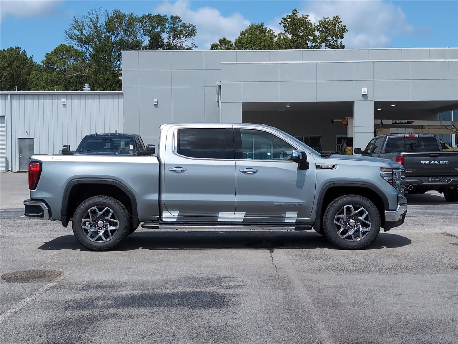 2026 Gmc Sierra 1500 SLT photo 2