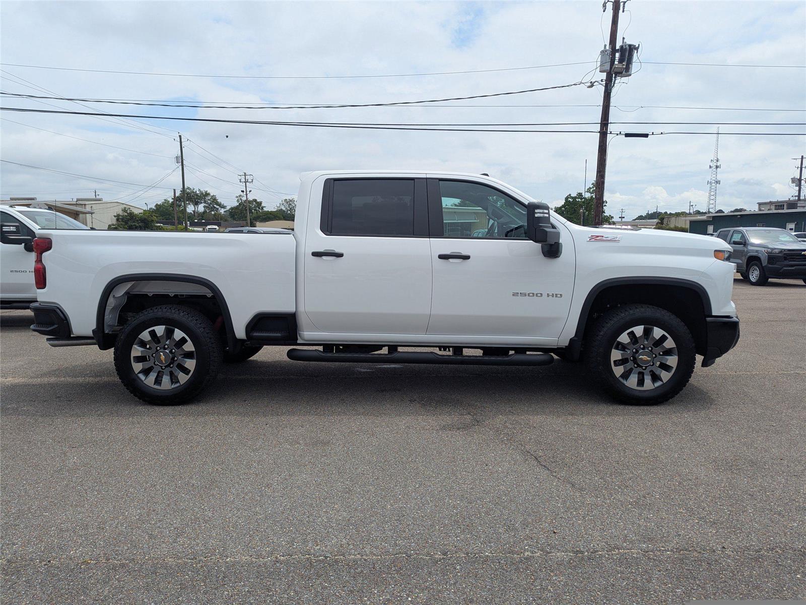 2025 Chevrolet Silverado 2500HD Custom photo 2