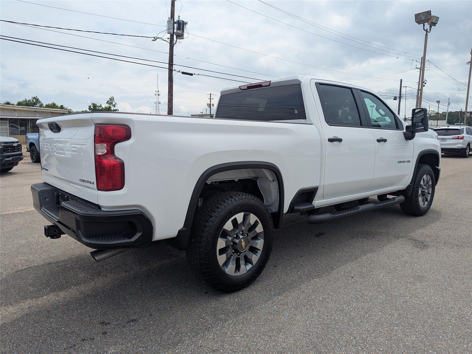 2025 Chevrolet Silverado 2500HD Custom photo 3