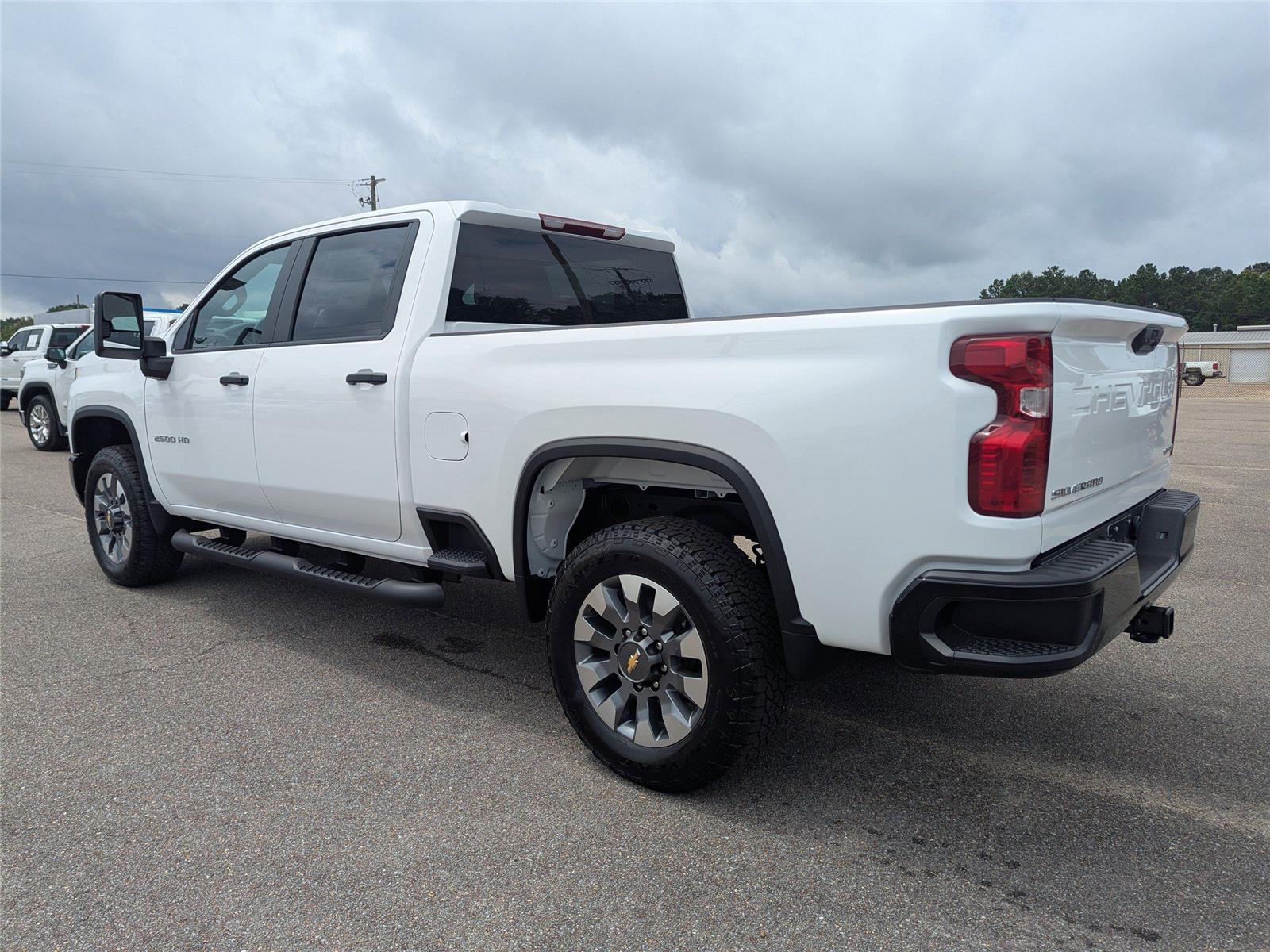2025 Chevrolet Silverado 2500HD Custom photo 5