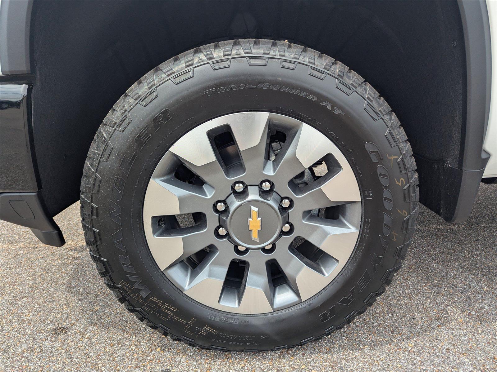 2025 Chevrolet Silverado 2500HD Custom photo 9