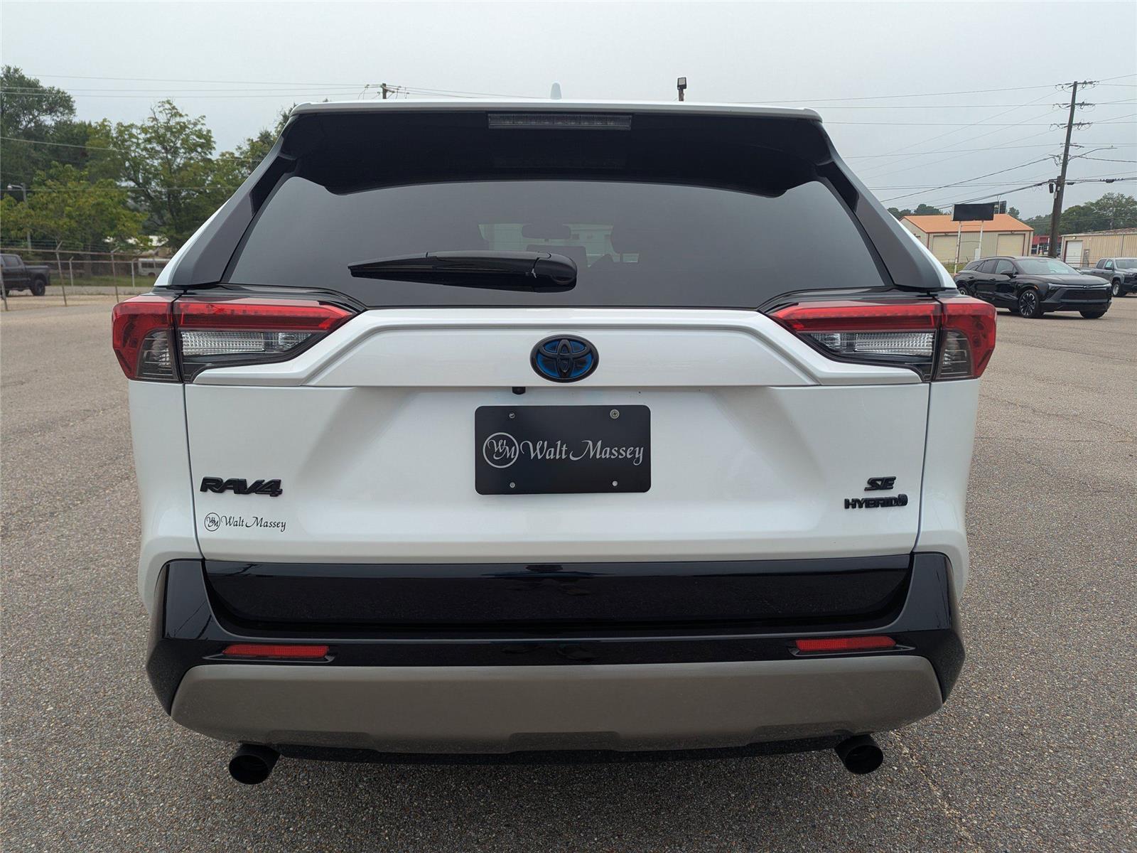2024 Toyota RAV4 Hybrid SE photo 3