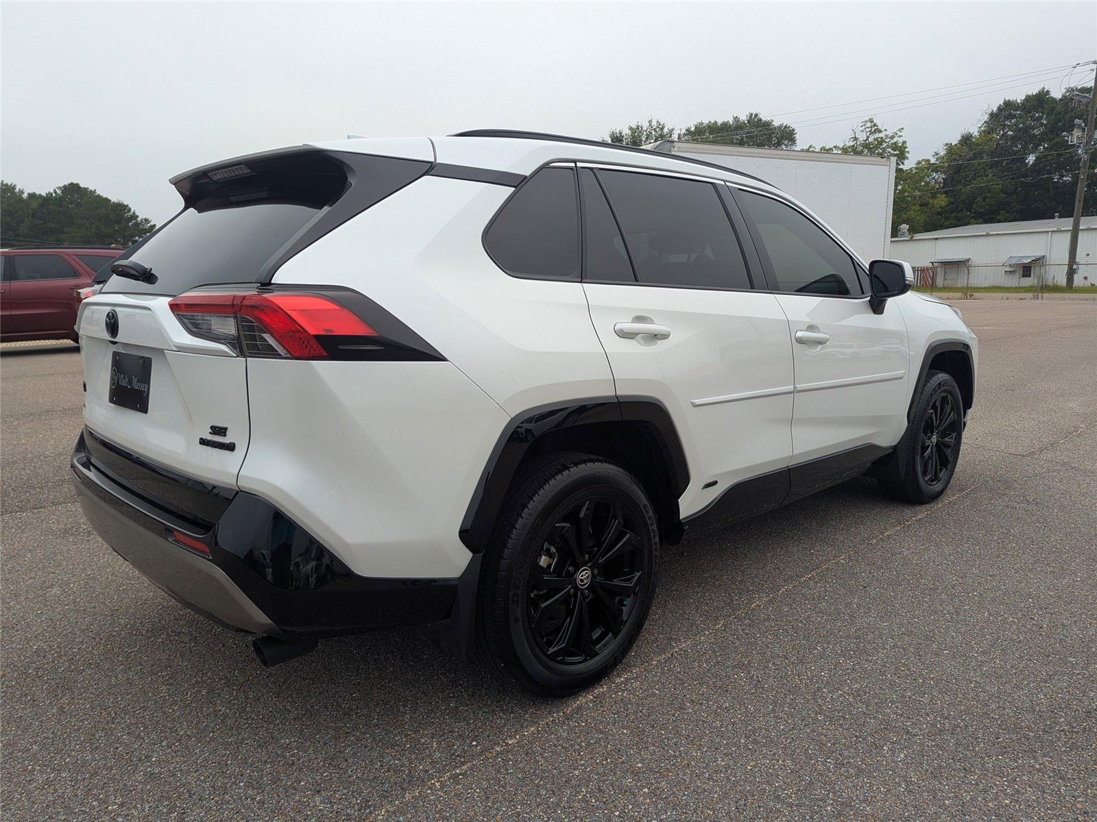 2024 Toyota RAV4 Hybrid SE photo 4