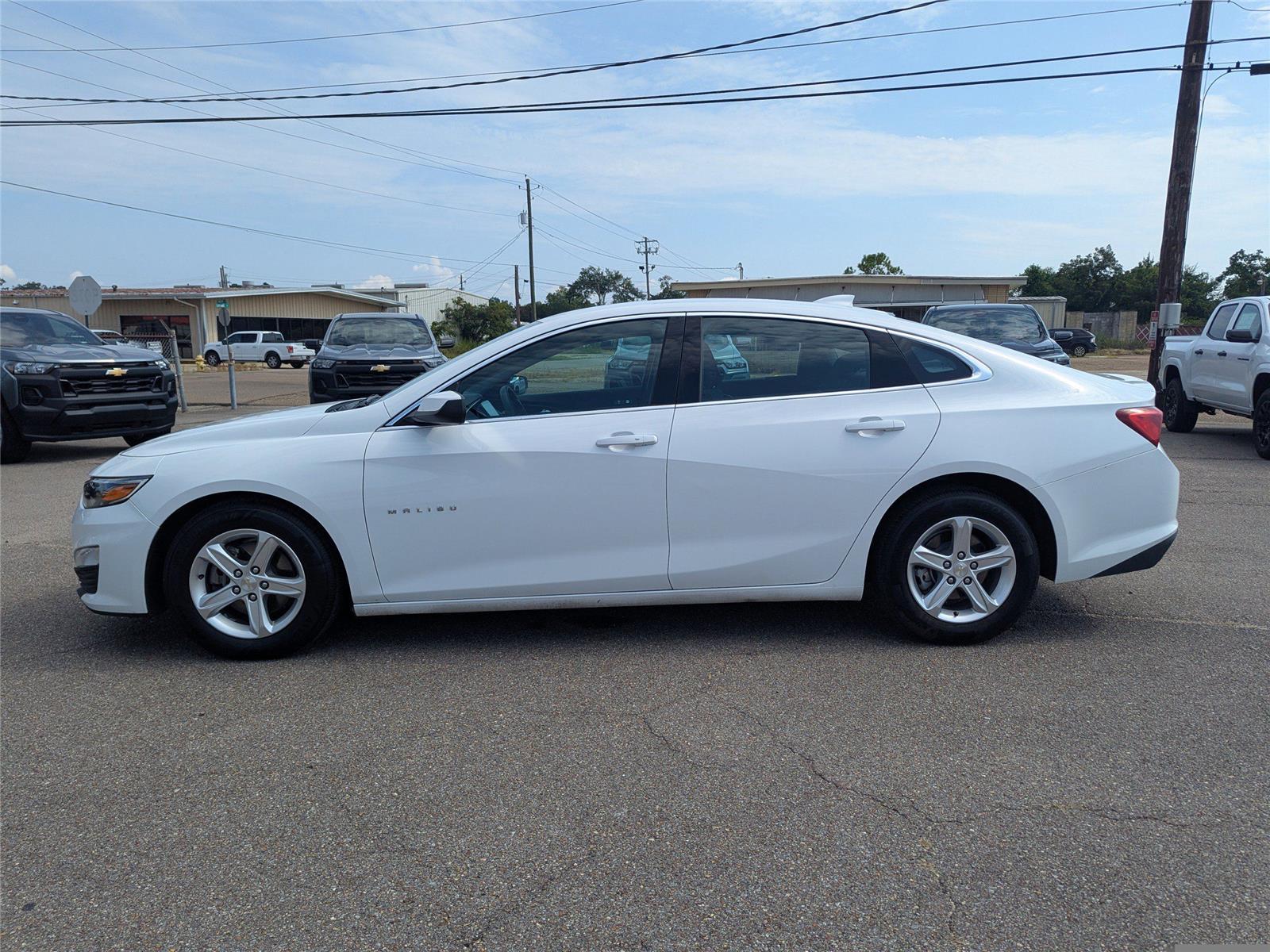 2023 Chevrolet Malibu 1LT photo 2