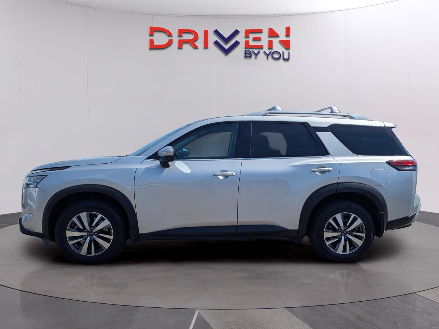 2023 Nissan Pathfinder SL photo 2