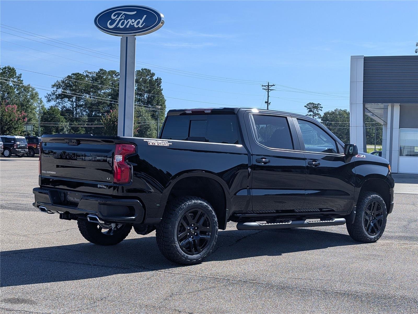 2025 Chevrolet Silverado 1500 LT Trail Boss photo 3
