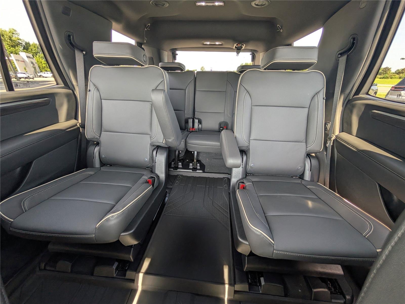 2025 Chevrolet Tahoe Premier photo 13