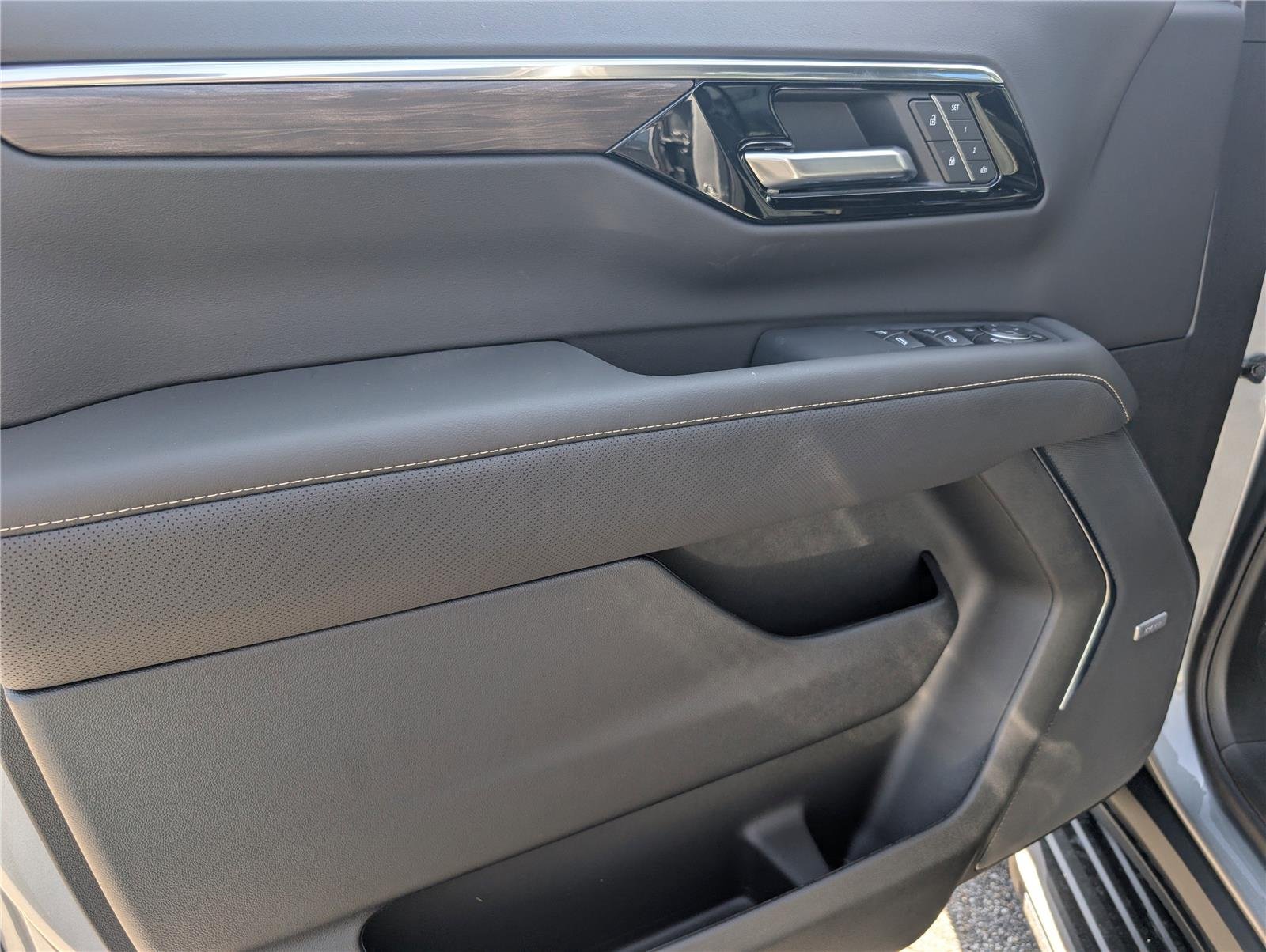 2025 Chevrolet Tahoe Premier photo 14