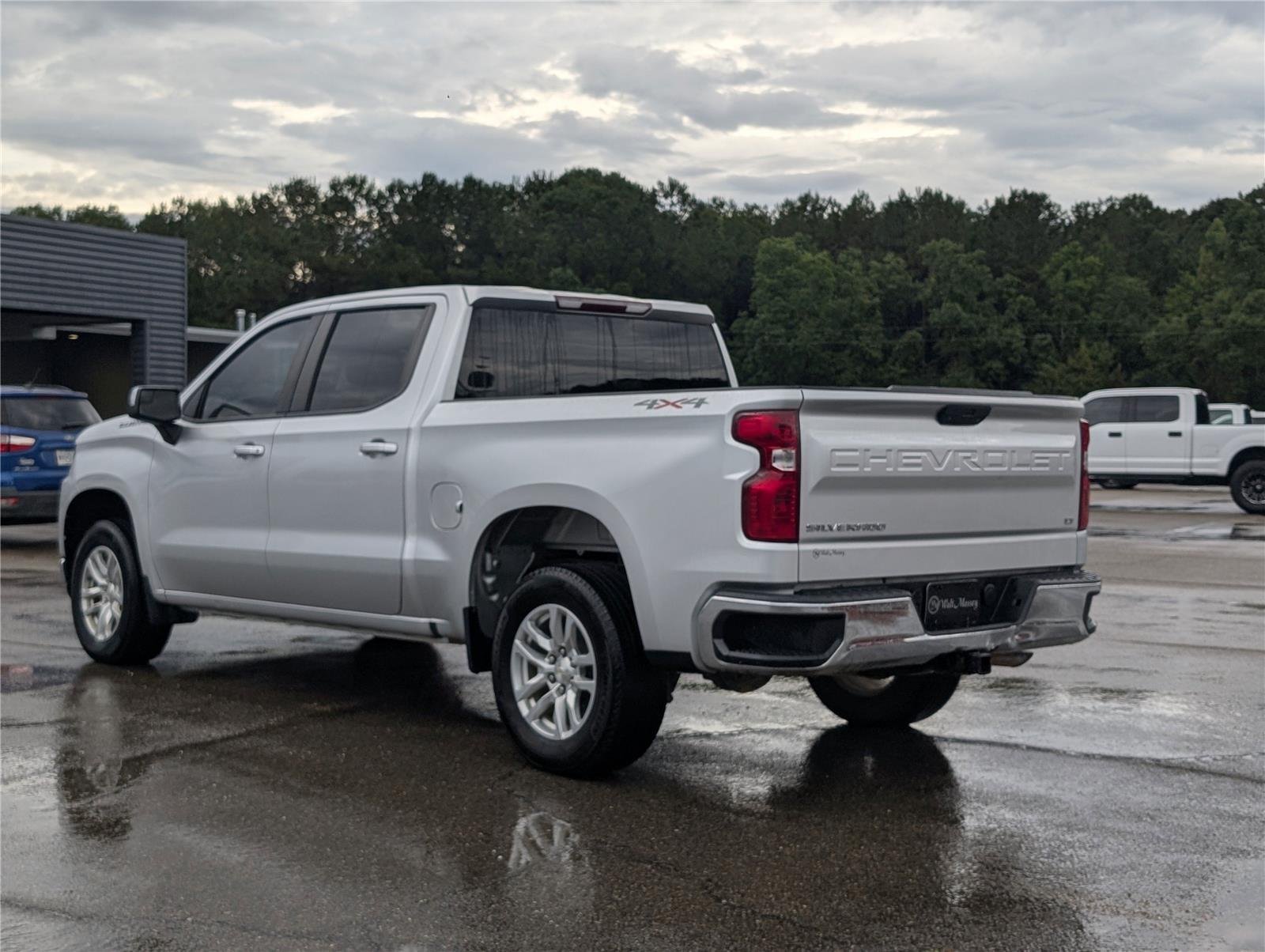 2021 Chevrolet Silverado 1500 LT photo 2