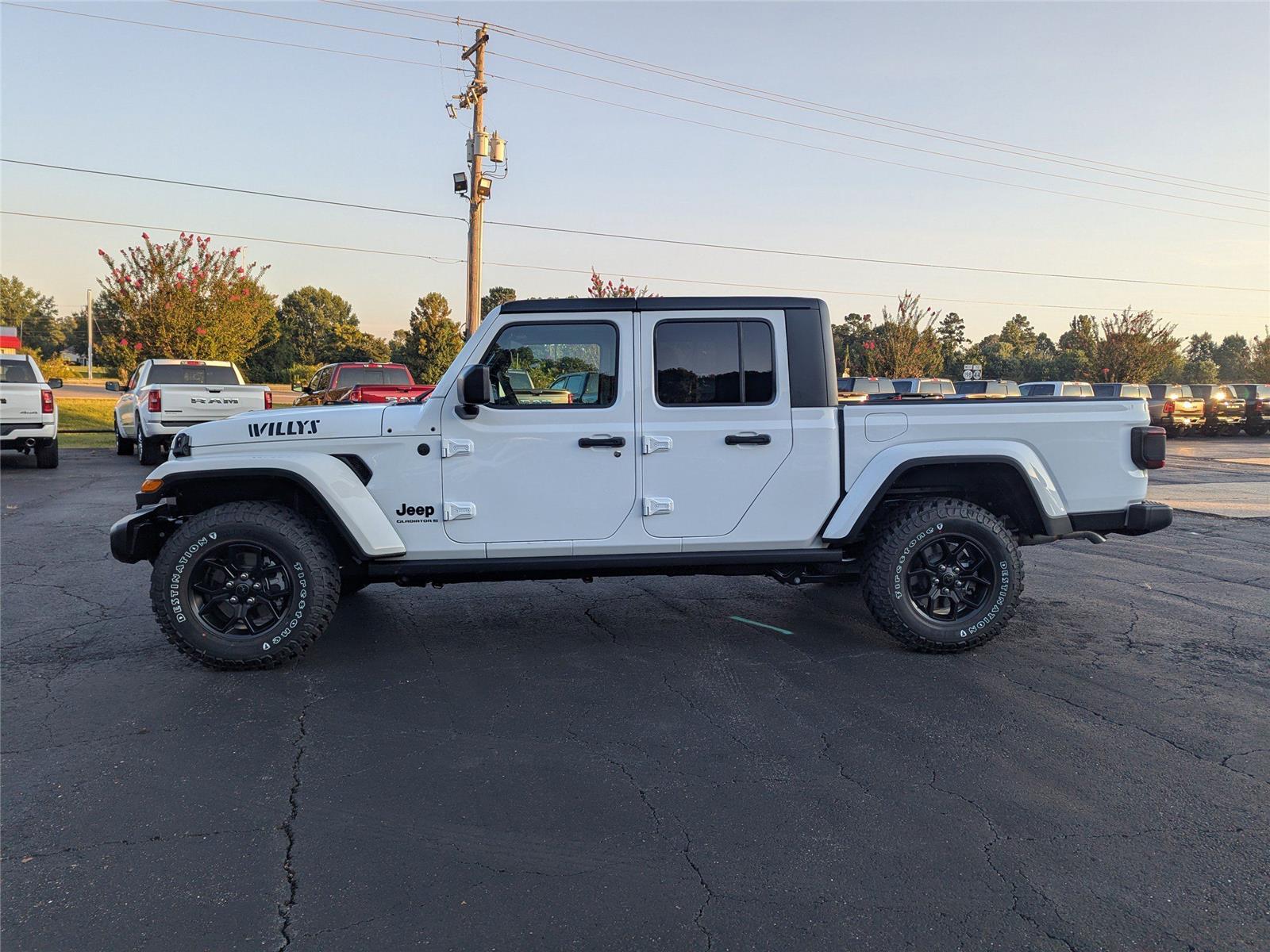 2025 Jeep Gladiator Willys photo 2