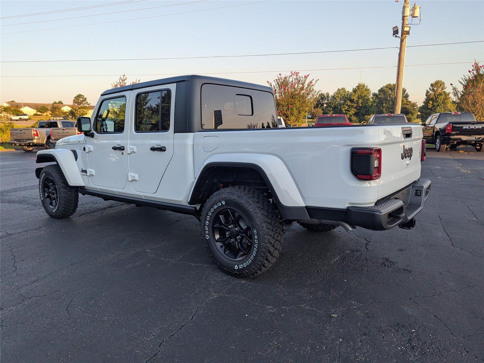 2025 Jeep Gladiator Willys photo 3