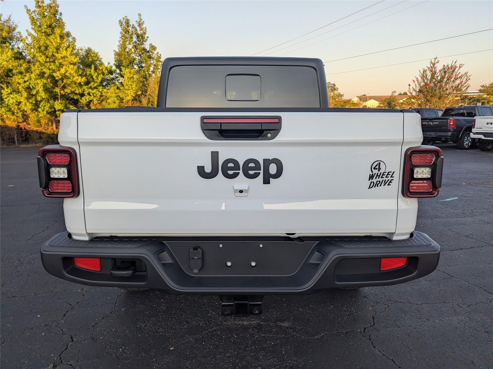 2025 Jeep Gladiator Willys photo 4