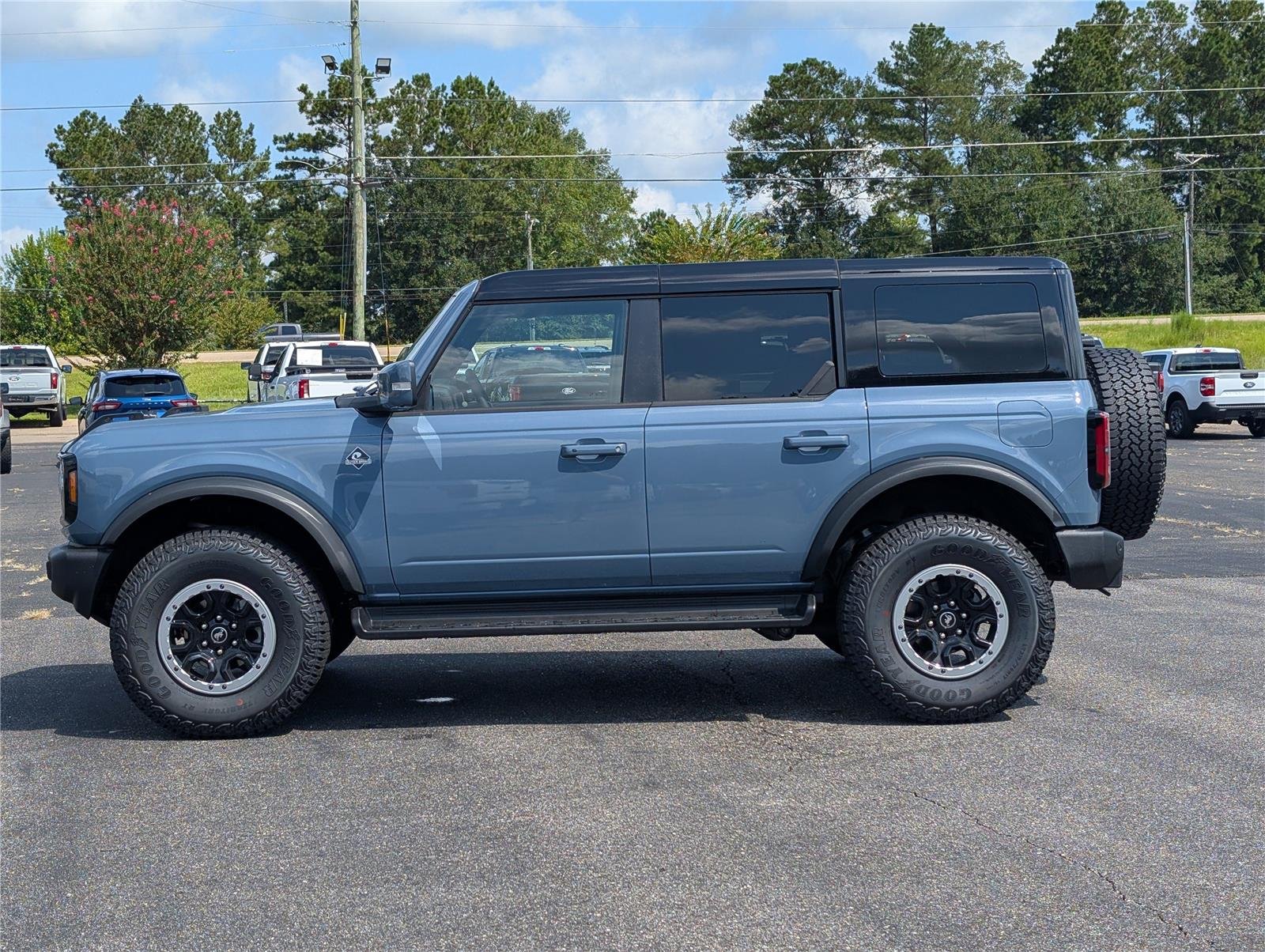 2025 Ford Bronco Outer Banks photo 2