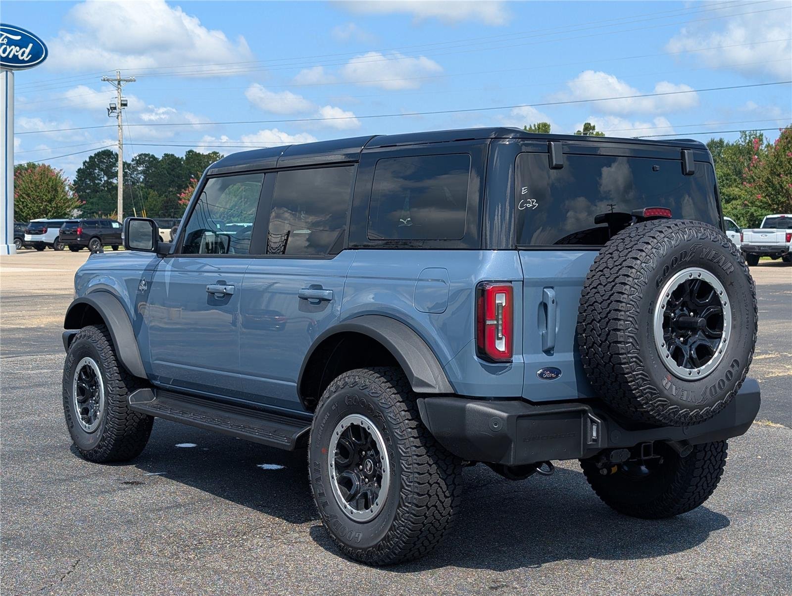 2025 Ford Bronco Outer Banks photo 3
