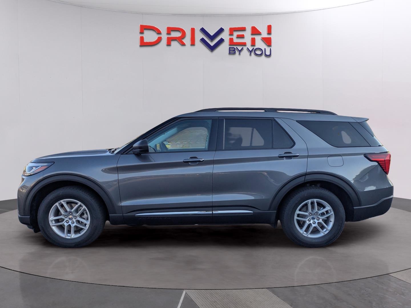 2025 Ford Explorer photo 2