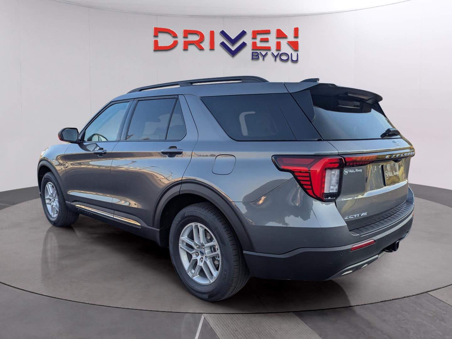 2025 Ford Explorer photo 3