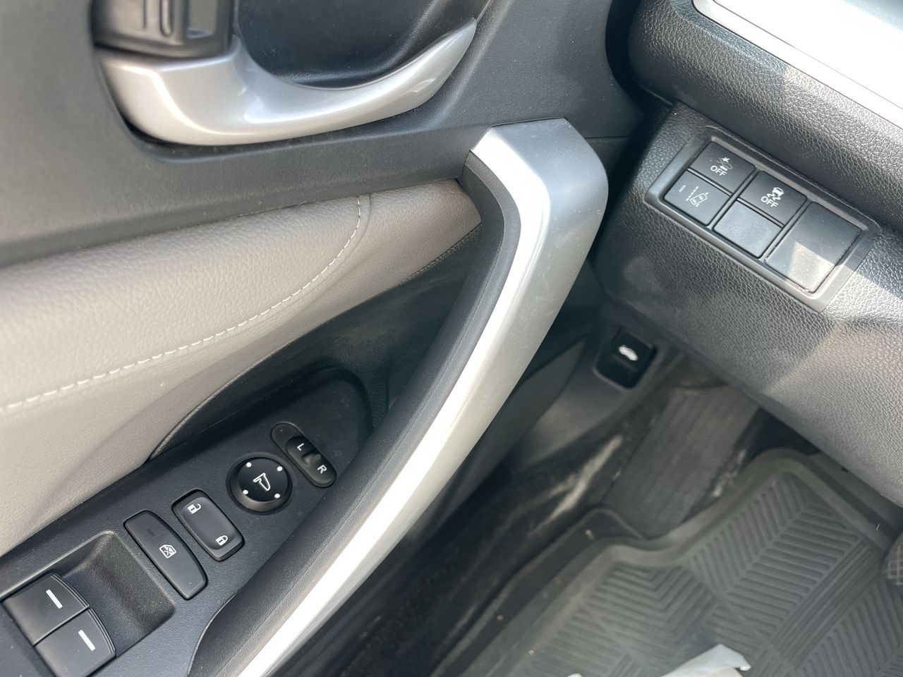 2018 Honda Civic Coupe Touring - P21114 Mobile Image 12