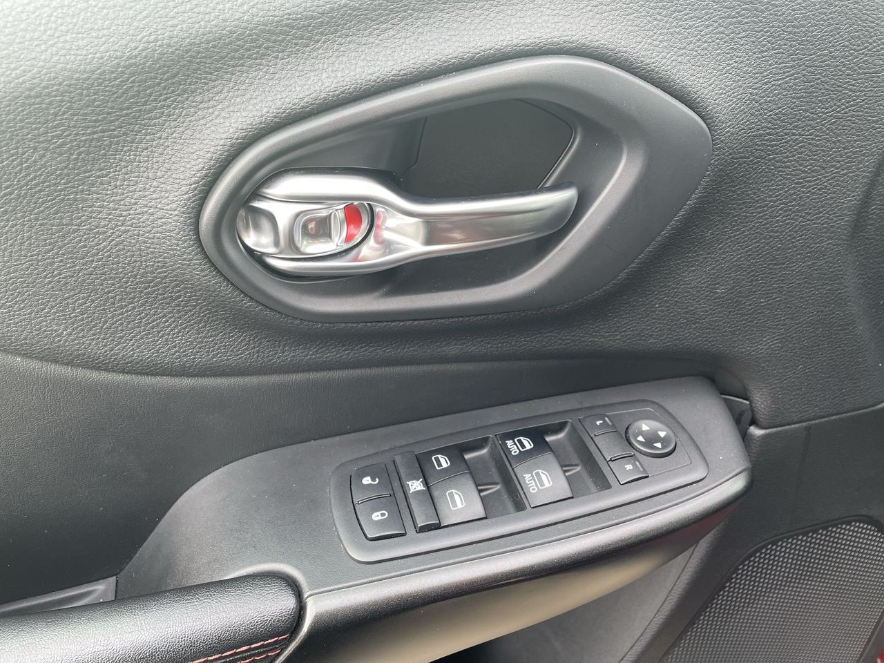 2019 Jeep Cherokee Trailhawk - P21291 Mobile Image 12