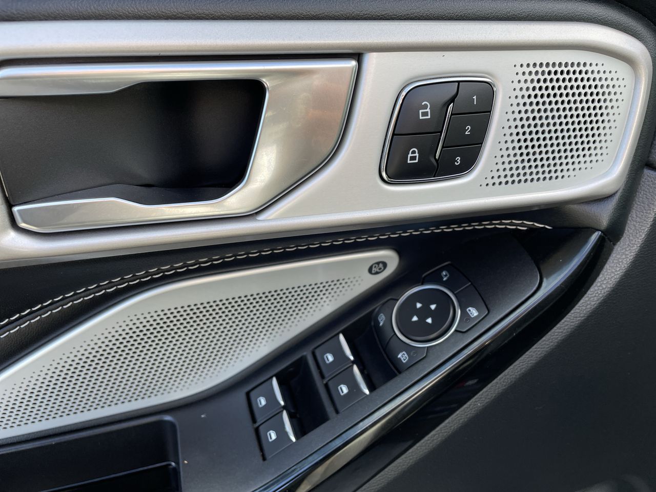 2022 Ford Explorer - P21435 Full Image 13