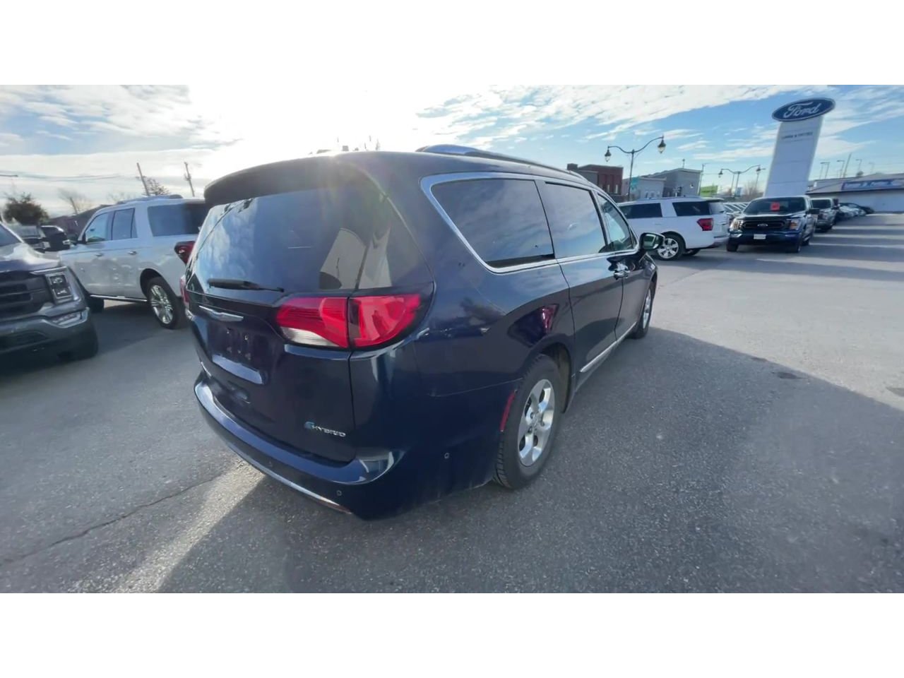 2018 Chrysler Pacifica Hybrid Limited - P21595 Mobile Image 7